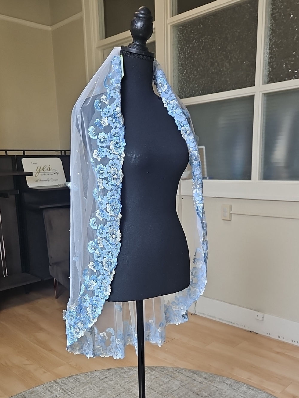 39" white & blue veil, 1 tier, lace applique edge w/ scattered pearls and metal - Picture 6 of 17